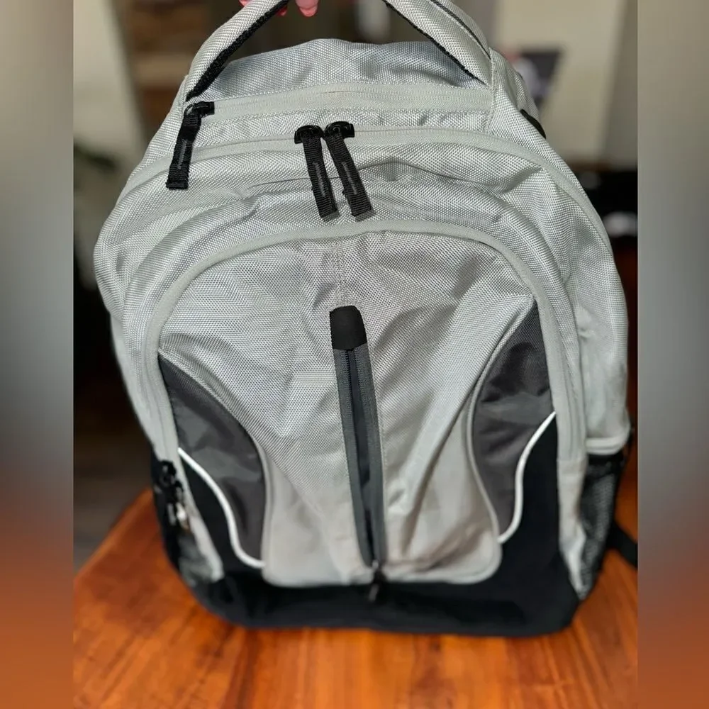 Nautica full size back pack. Lots of pockets/padded laptop compartment EUC